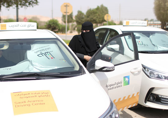 سيدة سعودية تستعد للدرس العملى على القيادة