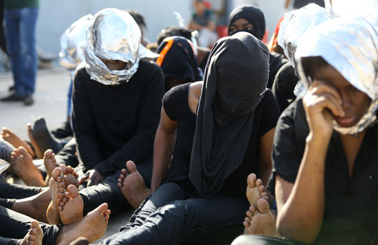 جانب من تجمع المهاجرين بعد إنقاذهم 