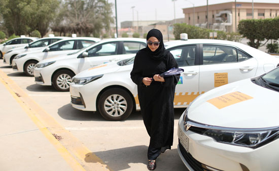إمرأة سعودية فى طريقها لتلقى تدريب القيادة
