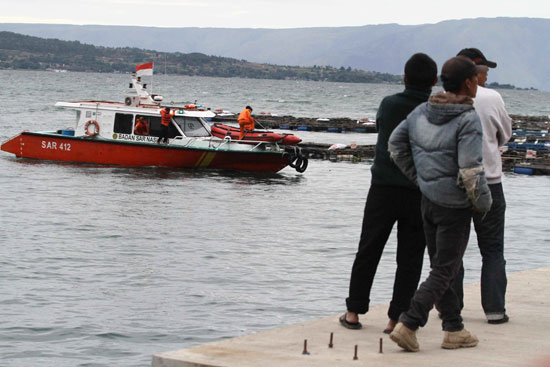 أشخاص يتابعون قارب الإنقاذ بينما كانت تقوم بمهمتها
