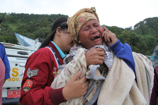 إمرأة تبكى بينما كانت تهاتف أقاربها حول مستجدات الحادث