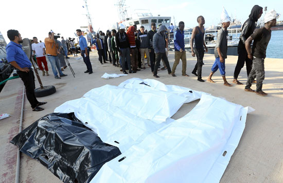 جثث المهاجرين بعد إنتشال حرس السواحل الليبى 