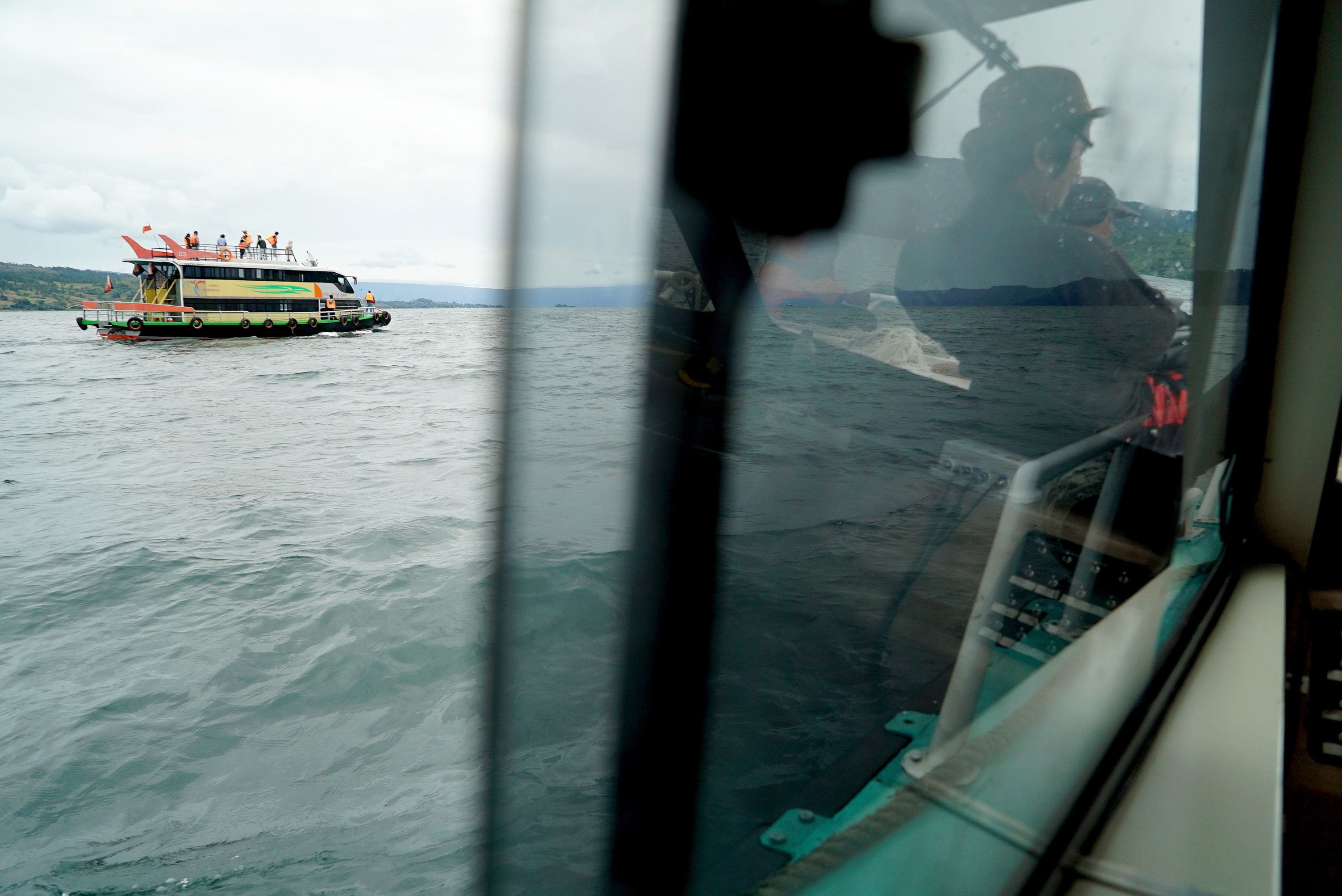 Индонезия лодки. Tourist Ferry.