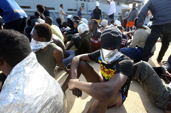 تجمع المهاجرين بعد إنقاذهم 