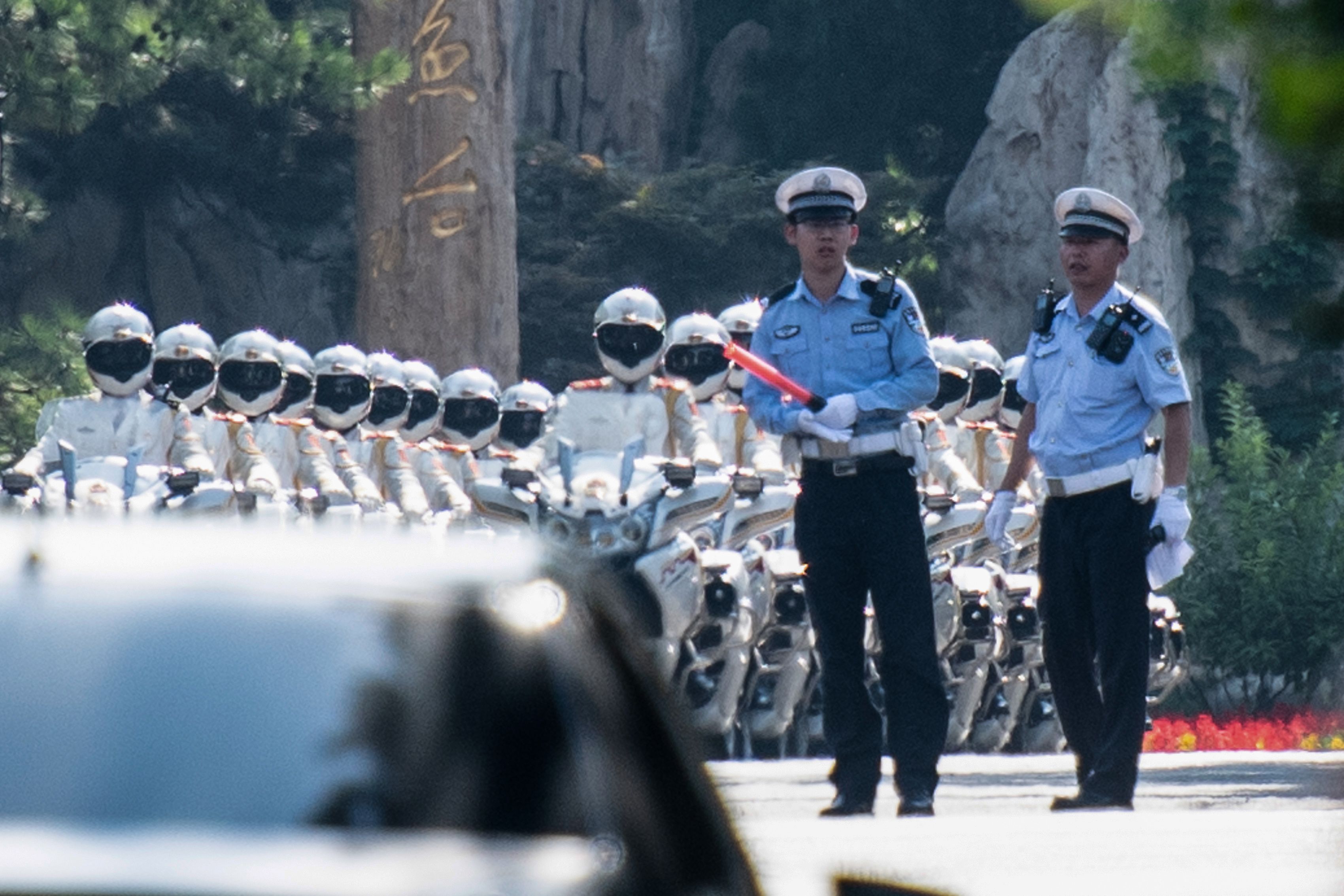 الشرطة الصينية تنظم مرور موكب زعيم كوريا الشمالية