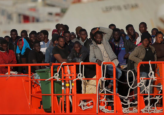 مهاجرون بعد إنقاذهم من الغرق 