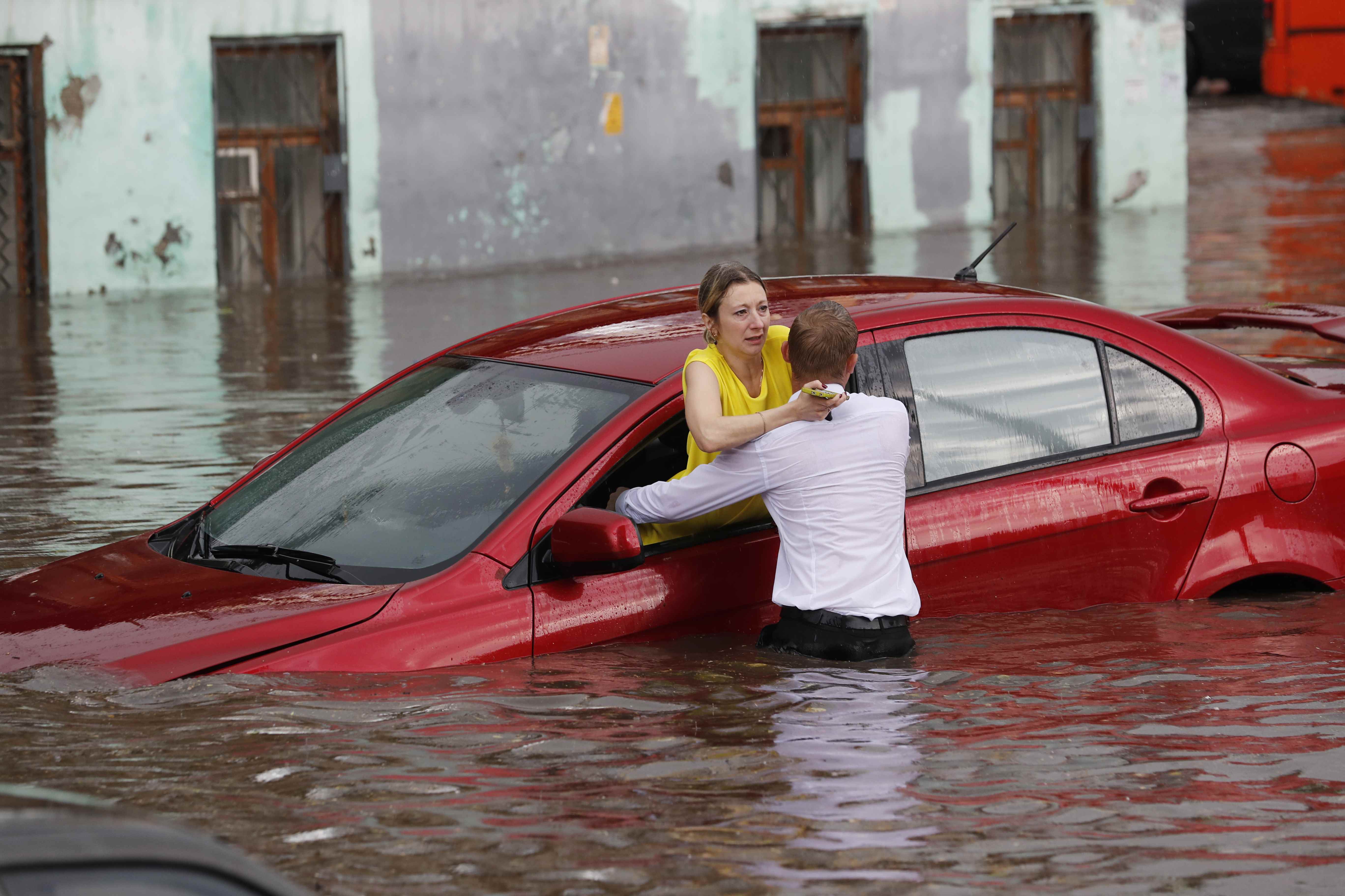 Работа автомобиля на воде. Сочи наводнение 2023. Наводнение машины. Машину затопило. Затопленный автомобиль.