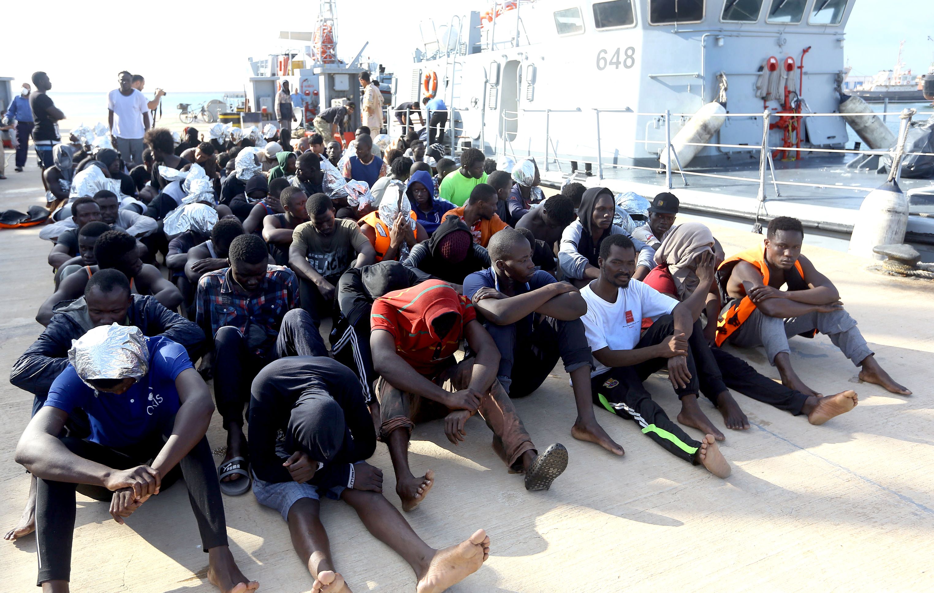 خفر السواحل الليبى ينقذ مهاجرين 