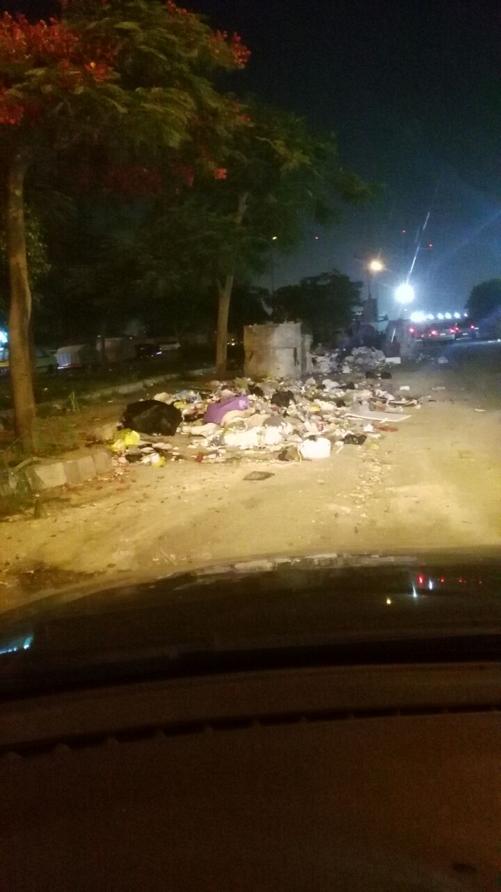 تراكم القمامة بشوارع النزهة الجديدة الرئيسية (2)