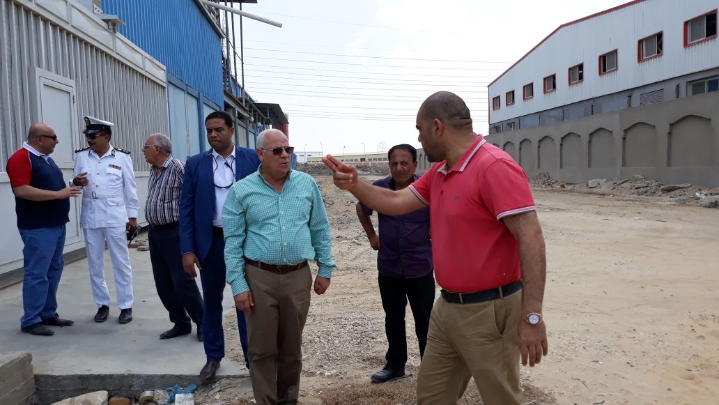 محافظ بورسعيد يتفقد المنطقة الصناعية لمتابعة المشروعات (2)
