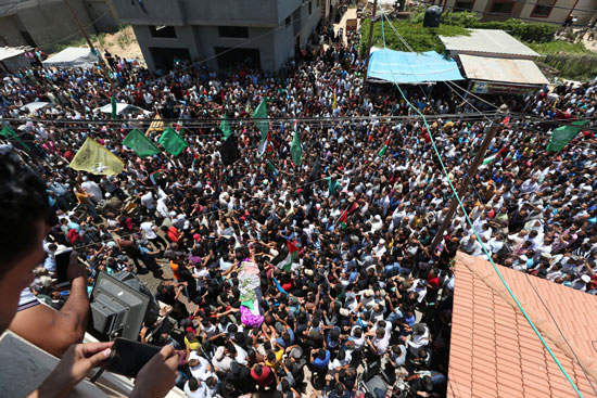 آلاف الفلسطينيين يشيعون جثمان الشهيدة رزان النجار