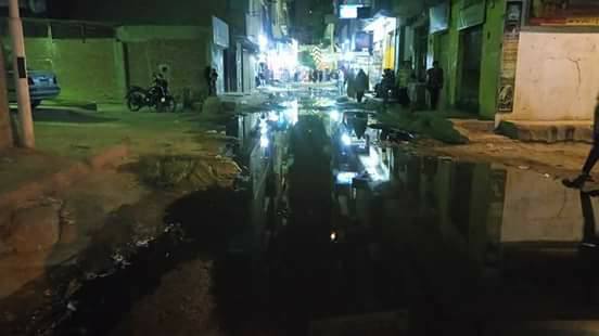 مياه الصرف تغرق الشارع