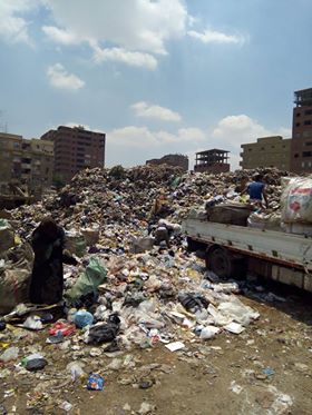 عربات القمامة تلقى المخلفات بالمقلب داخل الكتلة السكنية
