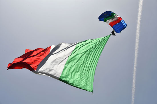 استعراض لرجال المظلات الإيطالية خلال احتفالات يوم الجمهورية