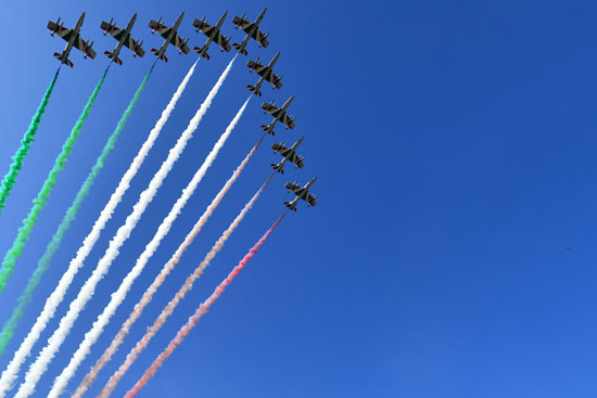 الطيران الإيطالى يرسم علم بلاده خلال احتفالات يوم الجمهورية
