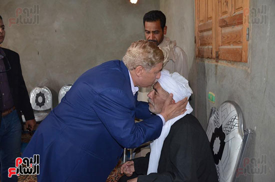 المحافظ يقبل رأس والد الشهيد المحافظ يقبل رأس والد الشهيد