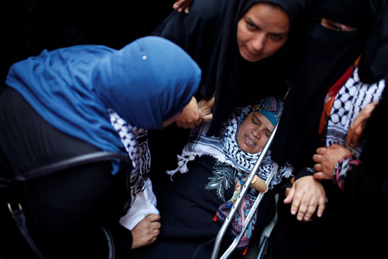 حالة اغماء خلال تشييع جثمان الشهيدة الفلسطينية رزان النجار