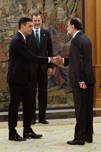 رئيس وزراء إسبانيا السابق يصافح خلفه فى المنصب