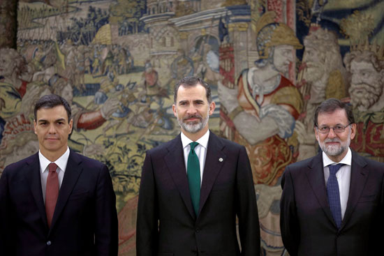 صورة لملك إسبانيا مع رئيسا وزراء البلاد السابق والحالى