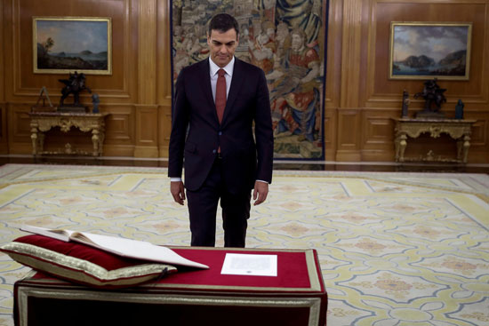 رئيس وزراء إسبانيا الجديد قبل أداء اليمين الدستورية