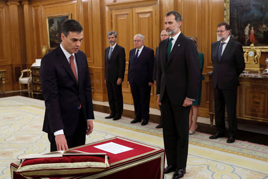 رئيس وزراء إسبانيا الجديد يؤدى اليمين الدستورية