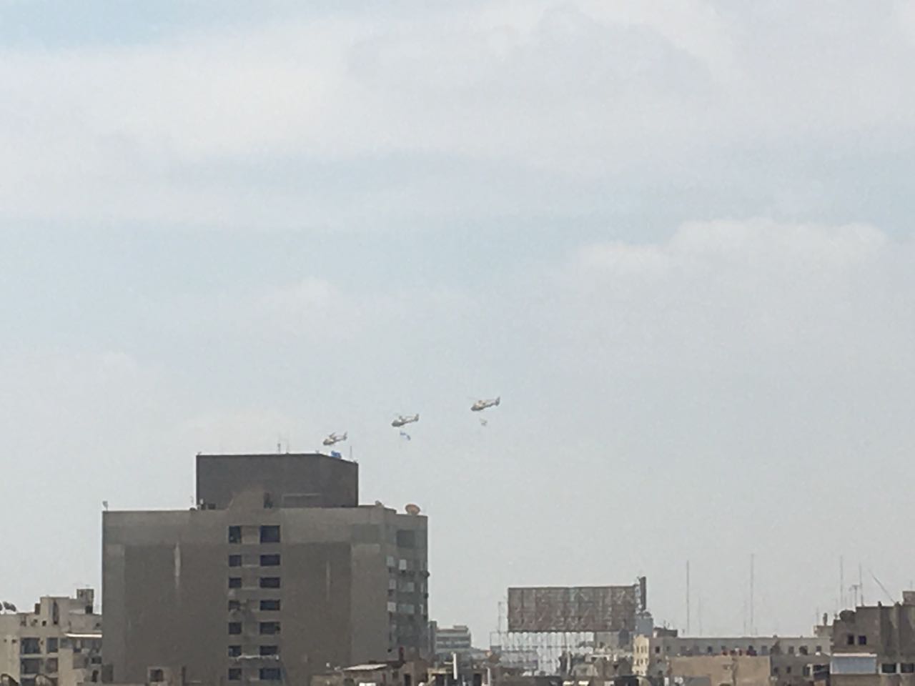 الطائرات تحلق أعلي سماء ميدان التحرير  (2)
