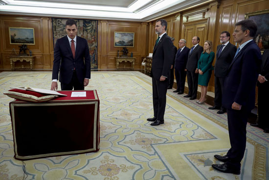 ملك إسبانيا يشهد مراسم أداء اليمين الدستورية لرئيس الوزراء الجديد