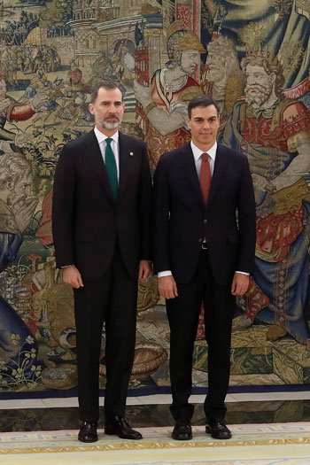 صورة لرئيس وزراء إسبانيا الجديد مع الملك فيليب السادس