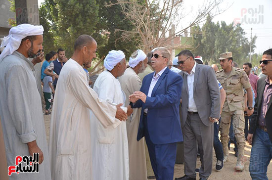 المحافظ يقدم العزاء اسرة الشهيد المحافظ يقدم العزاء اسرة الشهيد