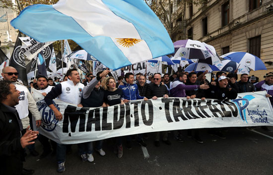  العلم الأرجنتينى خلال المظاهرات 