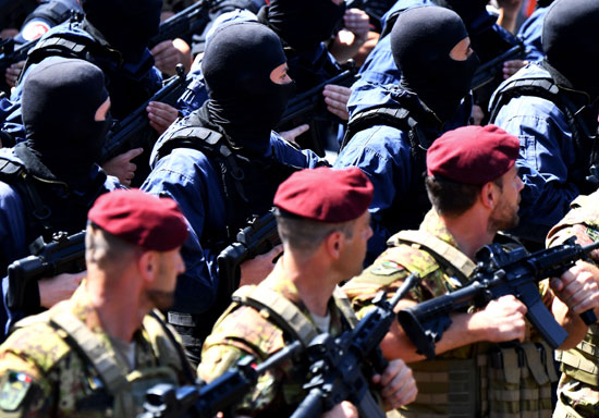 القوات الإيطالية تقدم عرضًا عسكريًا خلال احتفالات يوم الجمهورية