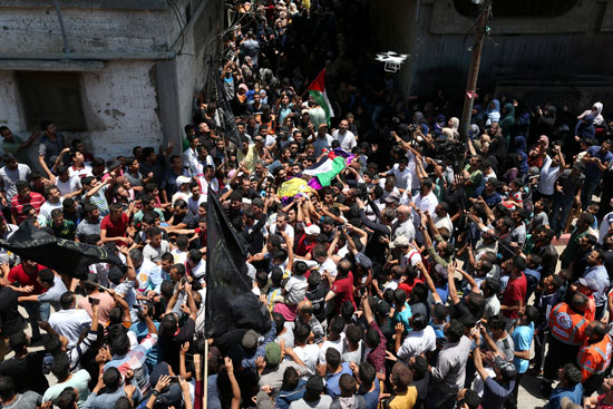 حشود هائلة فى وداع الشهيدة الفلسطينية رزان النجار