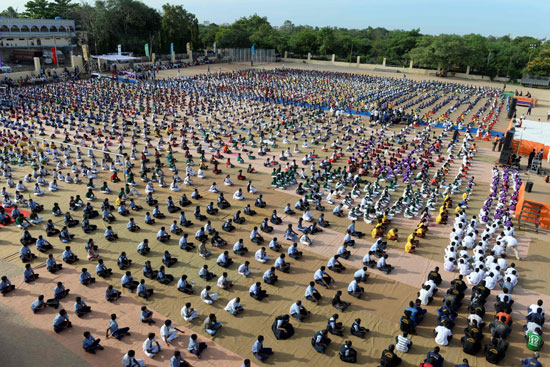 المئات يمارسون اليوجا فى الساحات بالهند