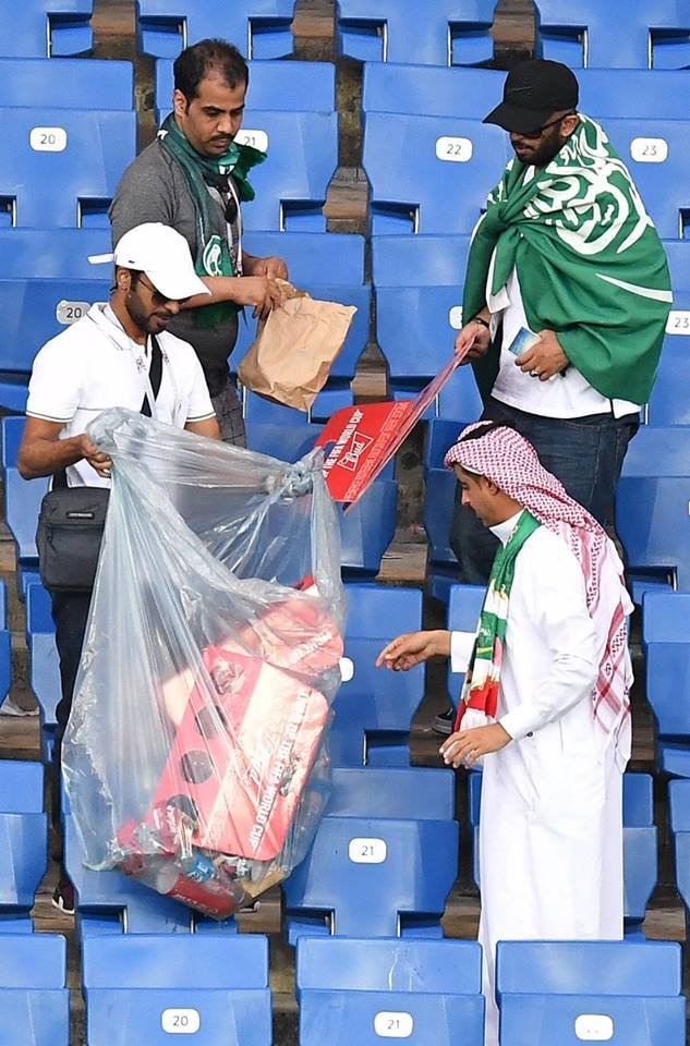 جماهير السعودية تقوم بتنظيف مدرجات الملعب بعد نهاية لقاء اوروجواى (2)
