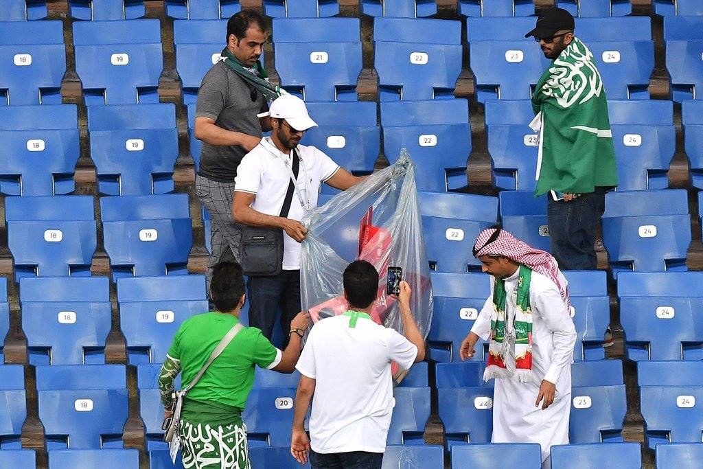 جماهير السعودية تقوم بتنظيف مدرجات الملعب بعد نهاية لقاء اوروجواى (3)