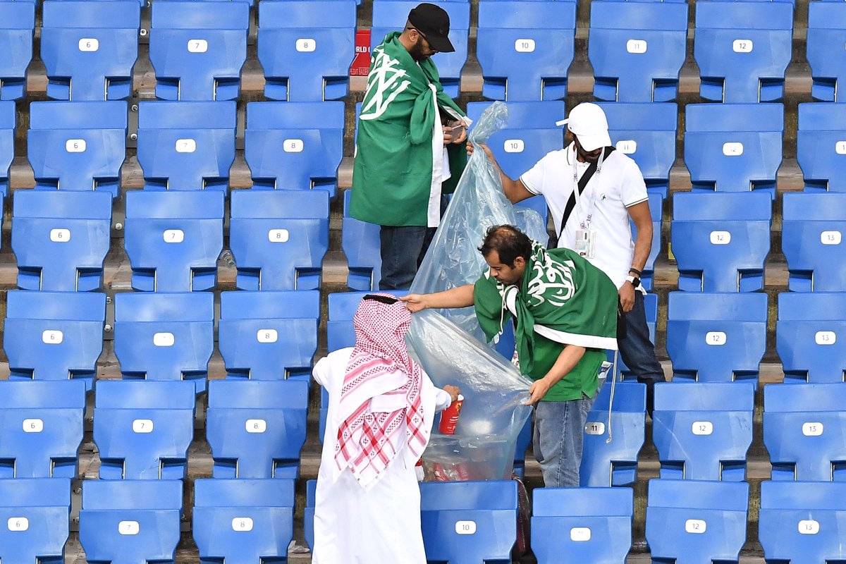 جماهير السعودية تقوم بتنظيف مدرجات الملعب بعد نهاية لقاء اوروجواى (1)