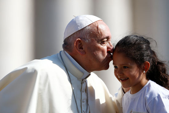 الأطفال يستقبلون البابا بحفاوة بالغة