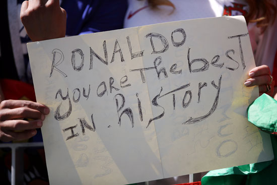 لافتة مكتوب عليها "رونالدو أنت الأفضل فى التاريخ"