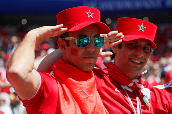 مشجعو المغرب يؤدون التحية العسكرية فى المدرجات