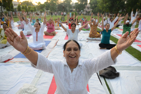 اليوجا رياضة كل الأعمار فى الهند