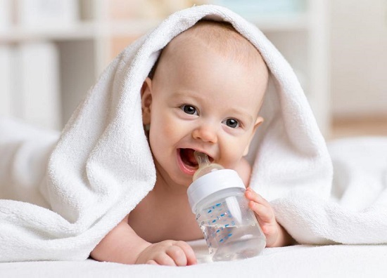 شرب الماء للطفل الرضيع