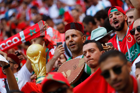 نسخة تقليدية لكأس العالم فى أيدى مشجعى المغرب