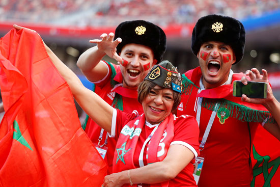 مشجعة مغربية ترفع علم بلادها فى مدرجات روسيا