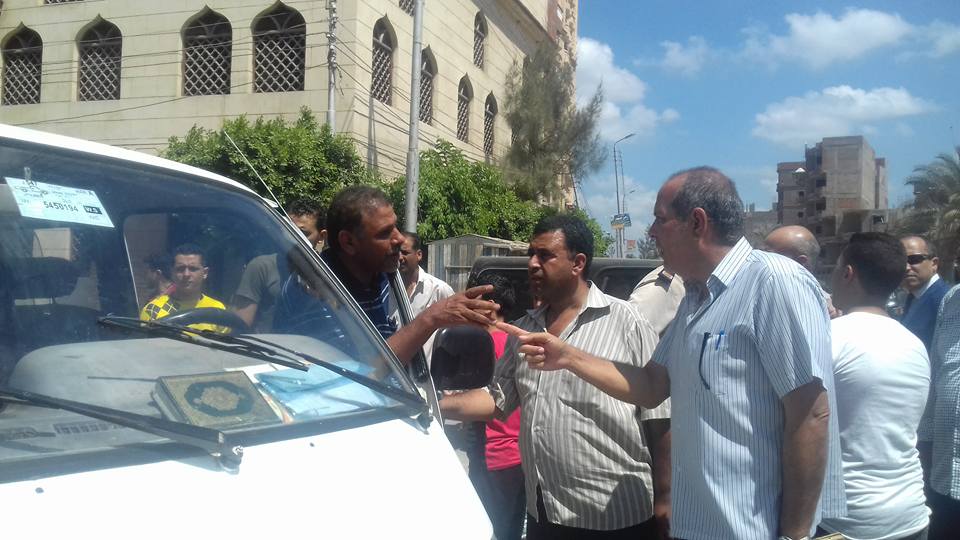 رئيس مدينة فوه يحرر محاضر للمخالفين من السائقين