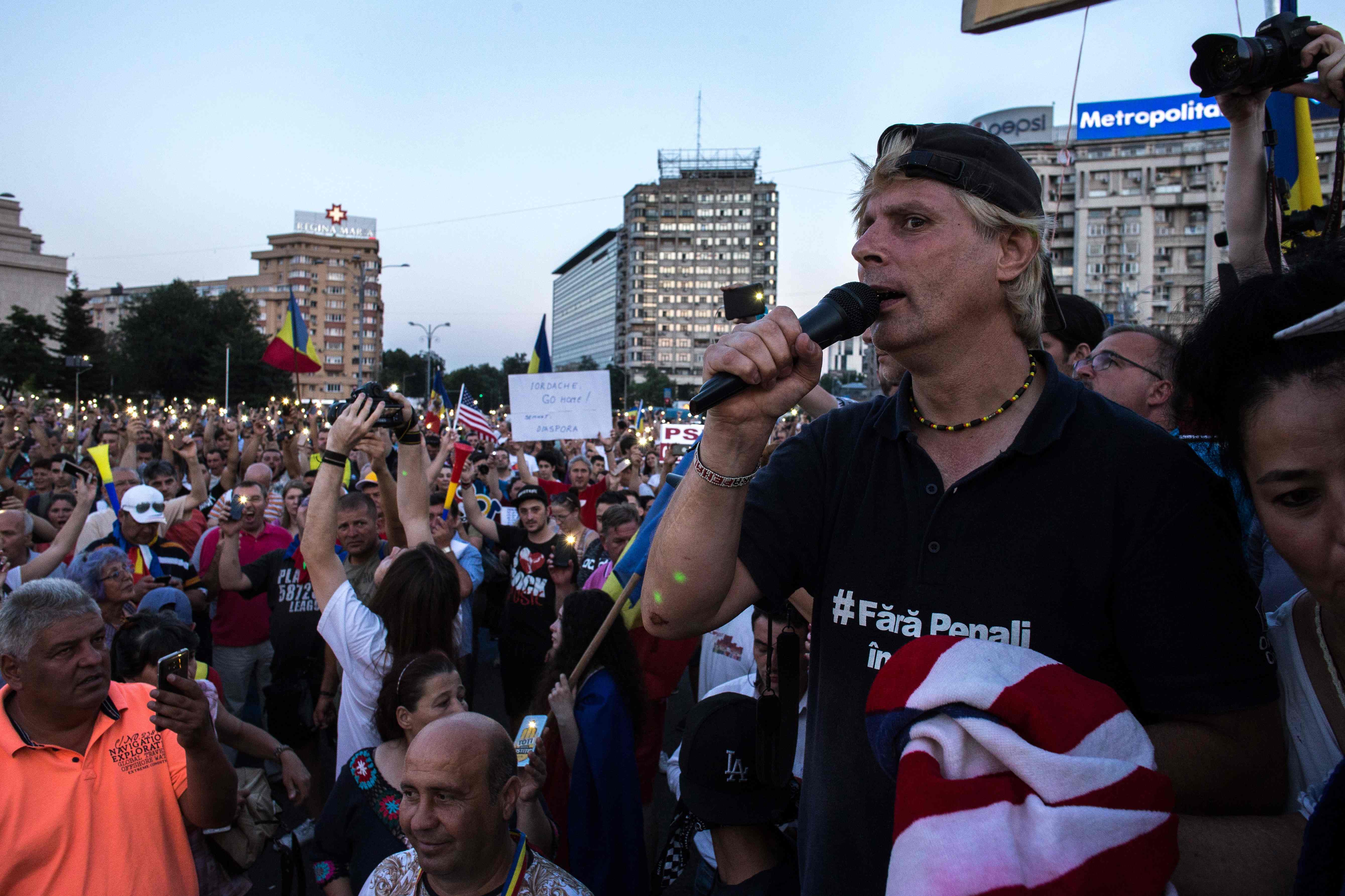 جانب من المظاهرات بمحيط رئيس وزراء رومانيا