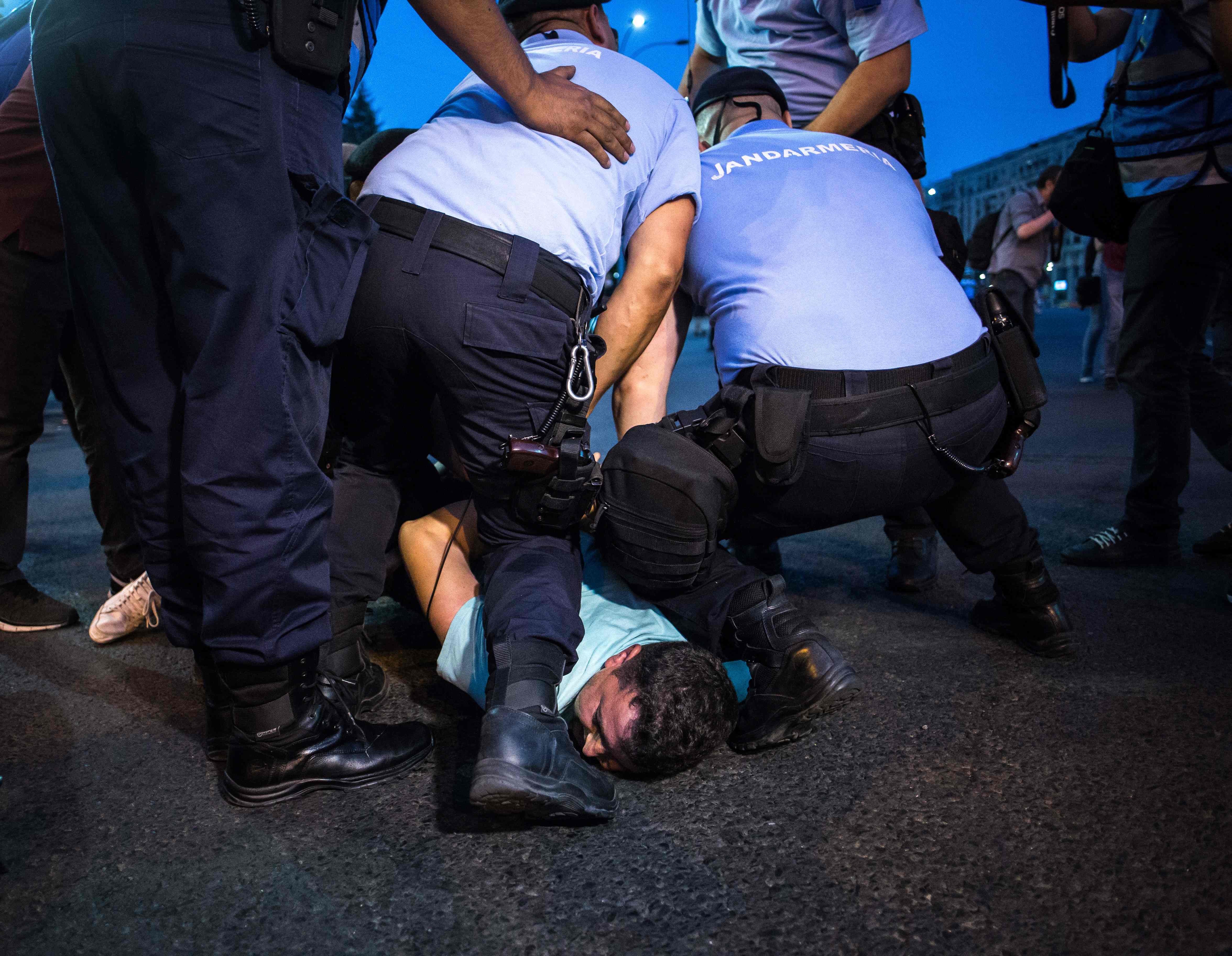 لحظة اعتقال أحد المتظاهرين