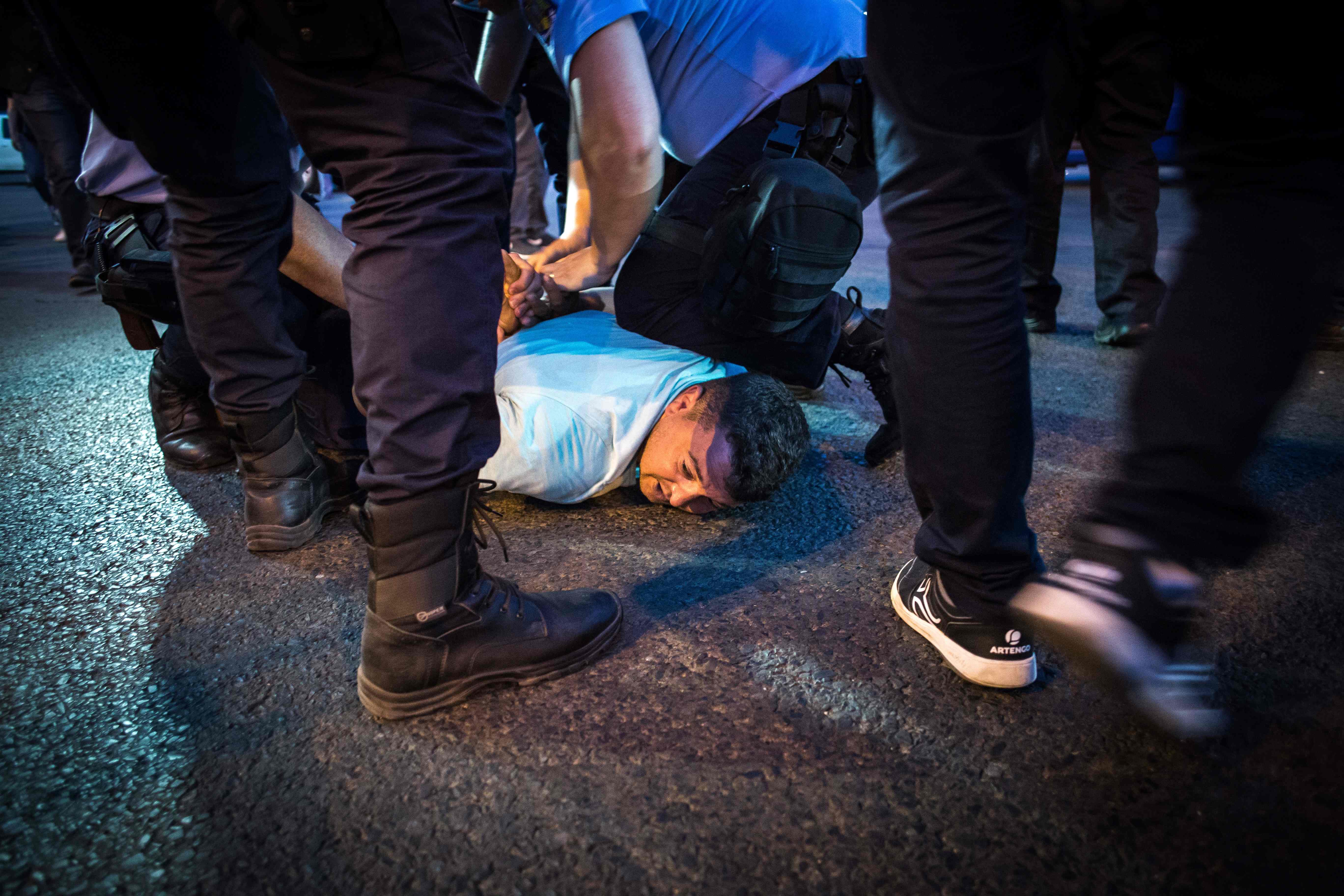 الشرطة الرومانية تعتقل أحد المتظاهرين