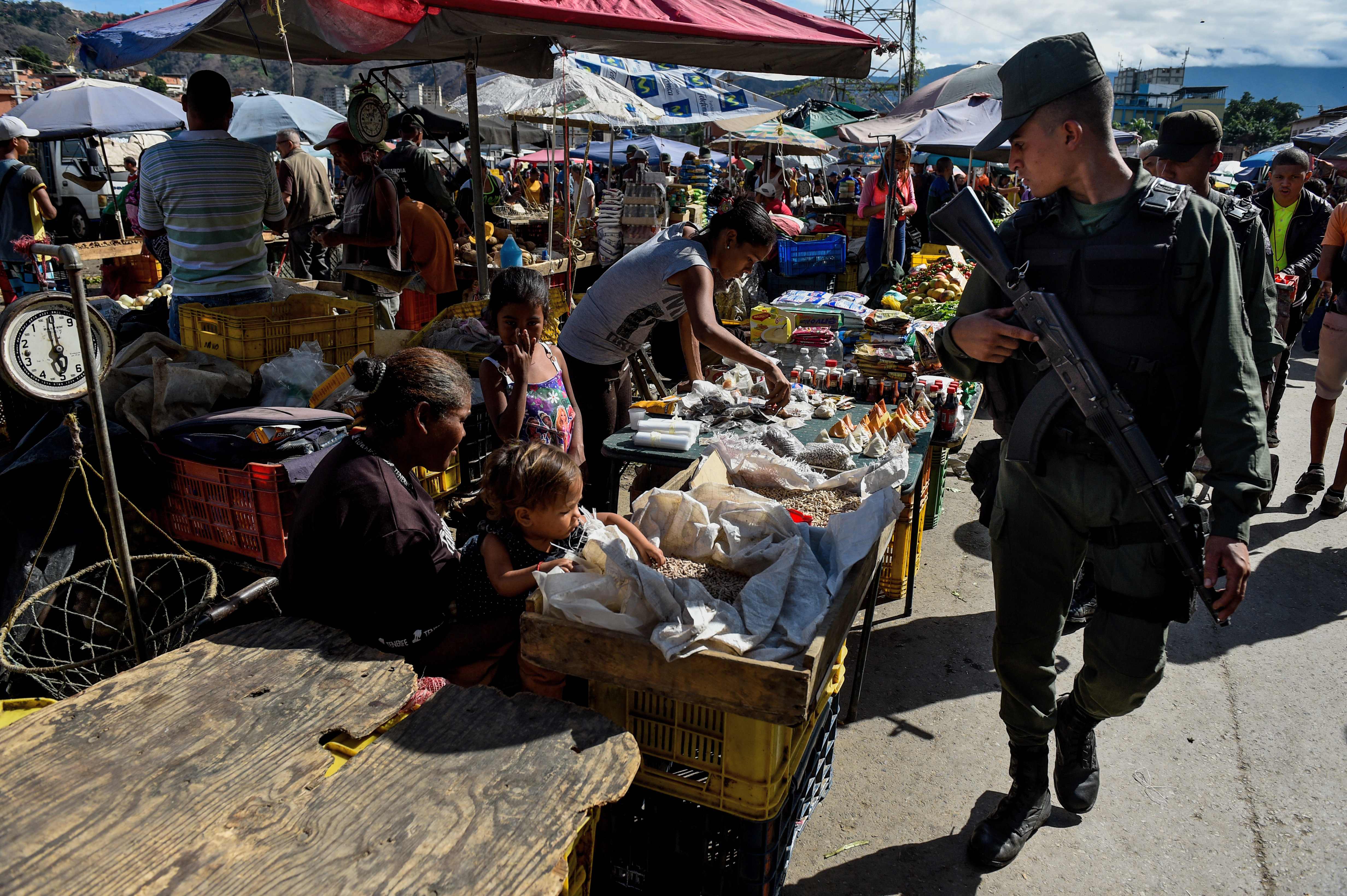 عناصر الأمن فى فنزويلا تنتشر فى الأسواق