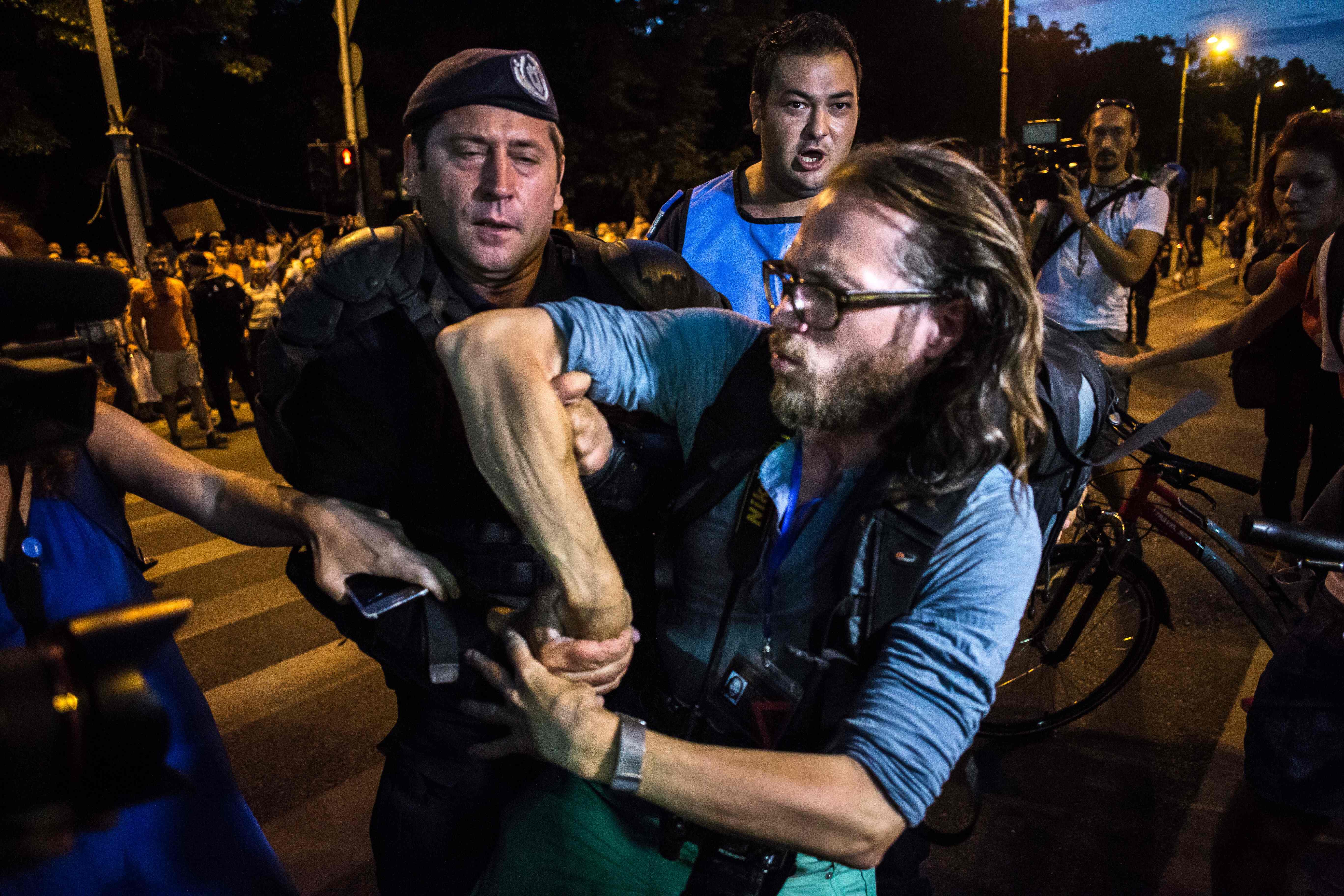 احتجاز مصور صحفى واعتداء الشرطة الرومانية عليه