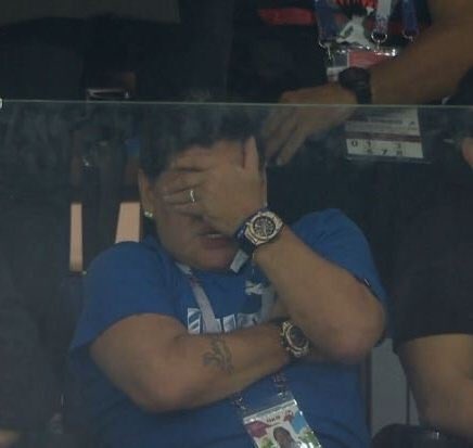 الدموع تغطى وجه مارادونا